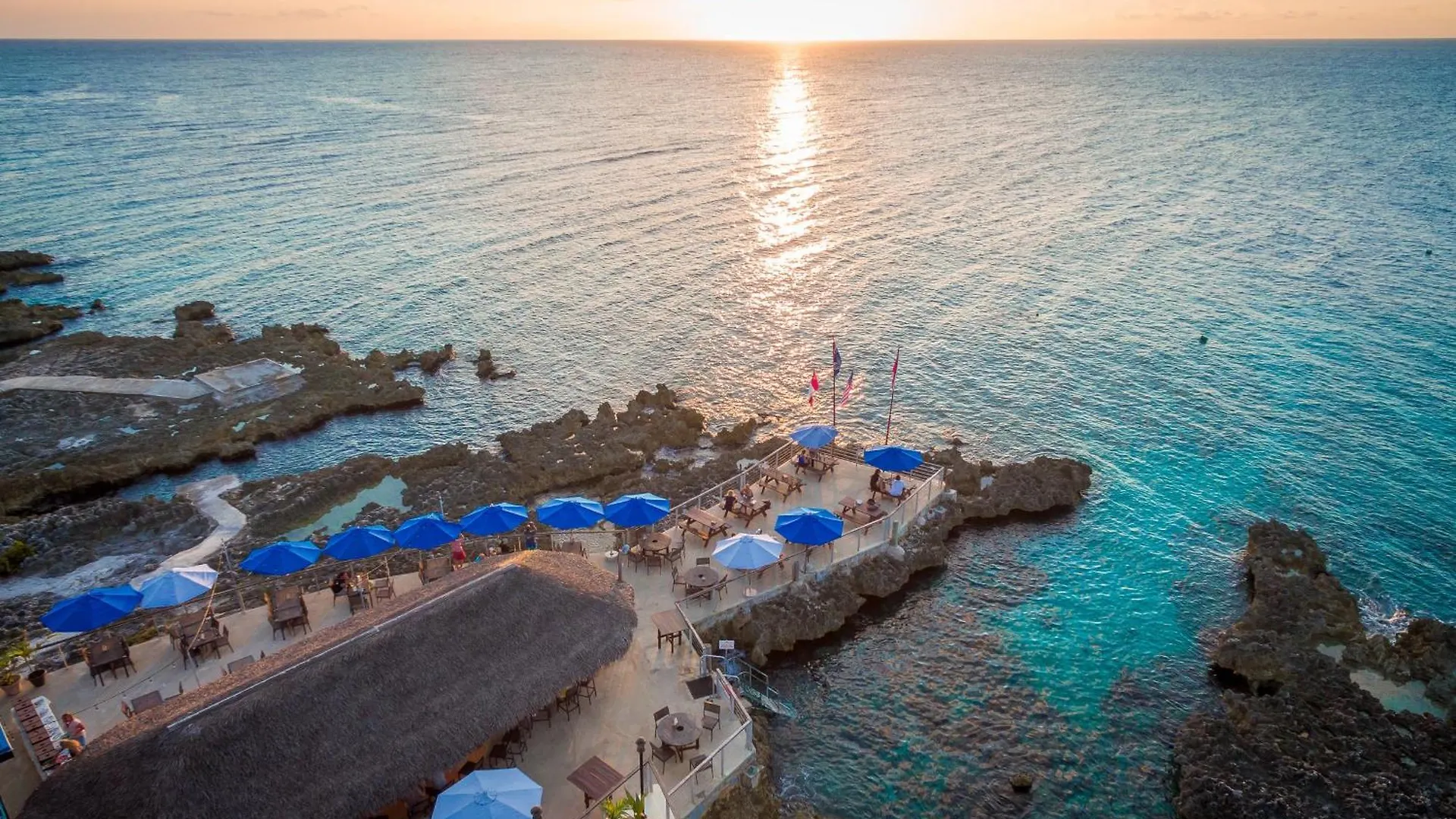 3 Suites At Blue Pavilion - 3 Kitchens - Steps To Beach - Car, Value, Service West Bay Îles Caïmans