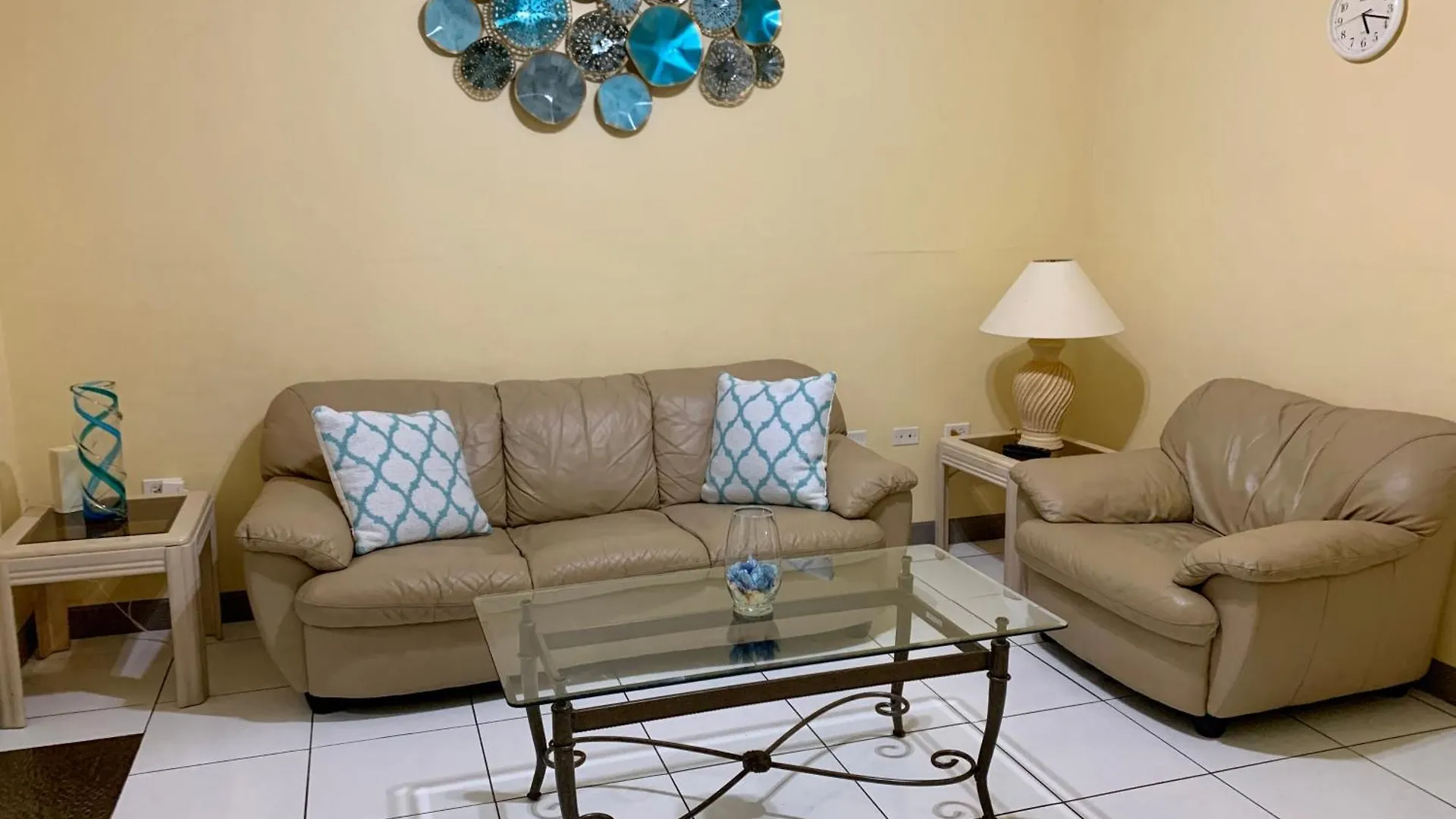 3 Suites At Blue Pavilion - 3 Kitchens - Steps To Beach - Car, Value, Service West Bay 0*,  Îles Caïmans