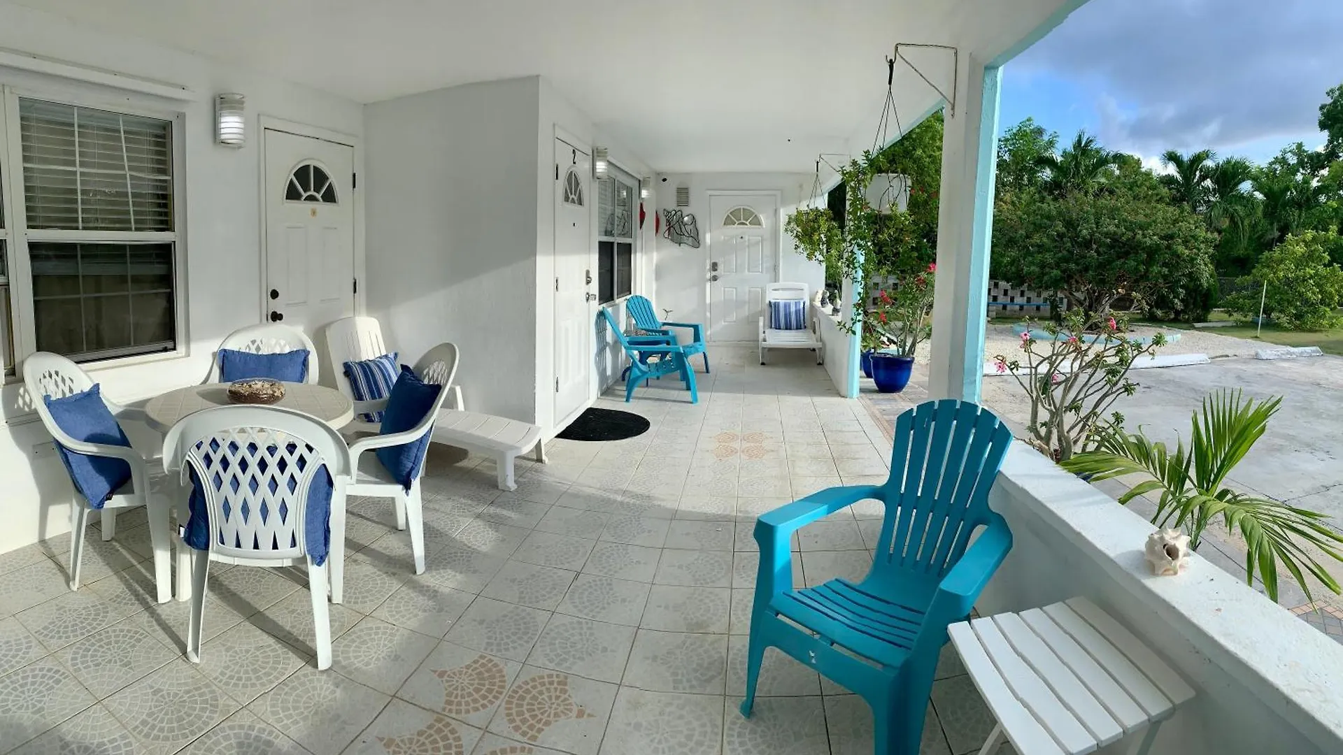 3 Suites At Blue Pavilion - 3 Kitchens - Steps To Beach - Car, Value, Service West Bay 0*,  Îles Caïmans